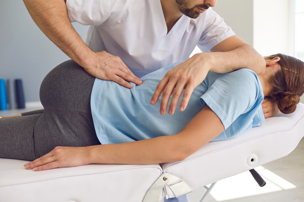 Praticien effectuant un accompagnement manuel doux pour apaiser les tensions du client