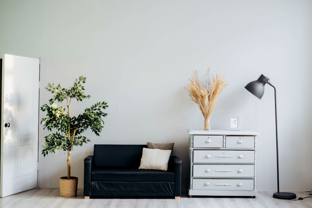 Cabinet de sophrologie lumineux et épuré avec des assises confortables